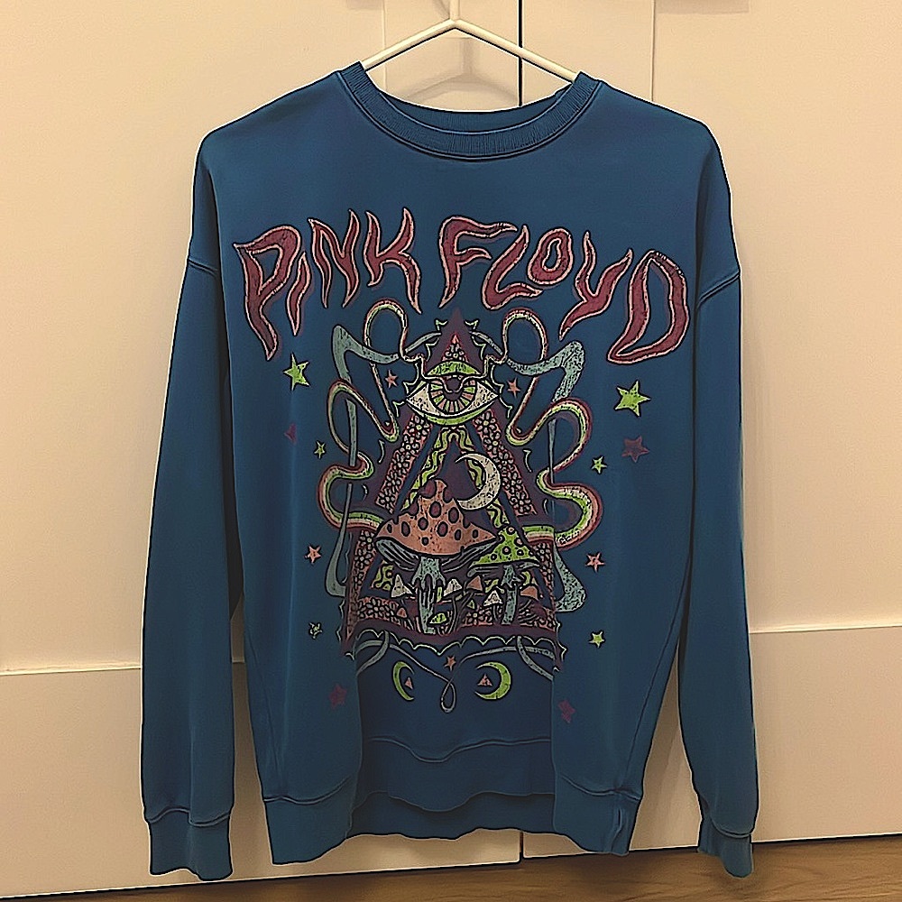 Brand:pink Floyd 
By:goodie two sleeves
Size:small
Looks brighter in real person